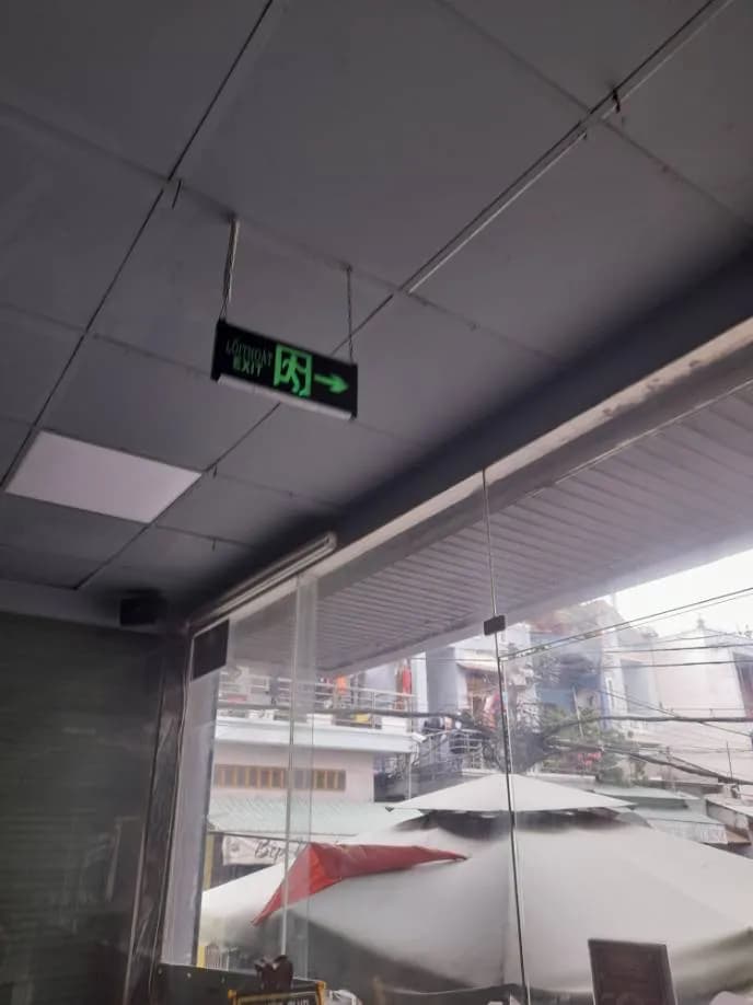 Sau khi hoàn thành sửa đèn exit tại Quận 12 — thợ Trương Công Việt Trân