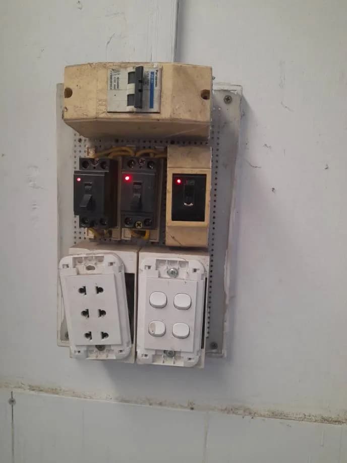 Trước sửa bảng điện tổng, aptomat, ổ cắm điện, công tắc điện Panasonic tại Bình Thạnh — thợ PHẨM MẠNH