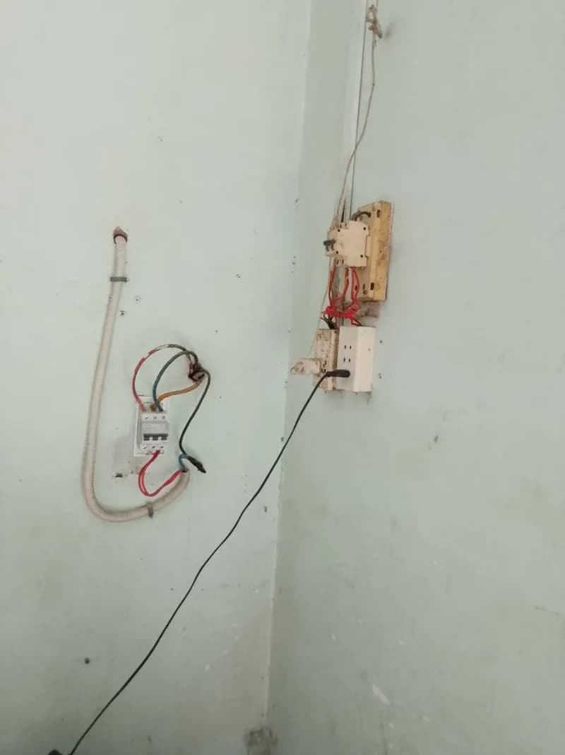 Trước khi sửa: Thay thế hệ thống điện, lắp CB Schneider an toàn tại TPHCM tại TPHCM