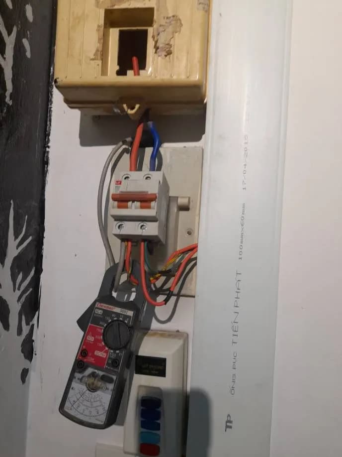 Sau khi hoàn thành sửa hệ thống điện gia đình, aptomat, dây điện, đồng hồ kẹp dòng, hộp điện, ống luồn dây điện Tiến Phát tại Quận 1 — thợ PHẨM MẠNH