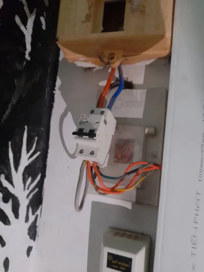 Trước sửa hệ thống điện gia đình, aptomat, dây điện, đồng hồ kẹp dòng, hộp điện, ống luồn dây điện Tiến Phát tại Quận 1 — thợ PHẨM MẠNH