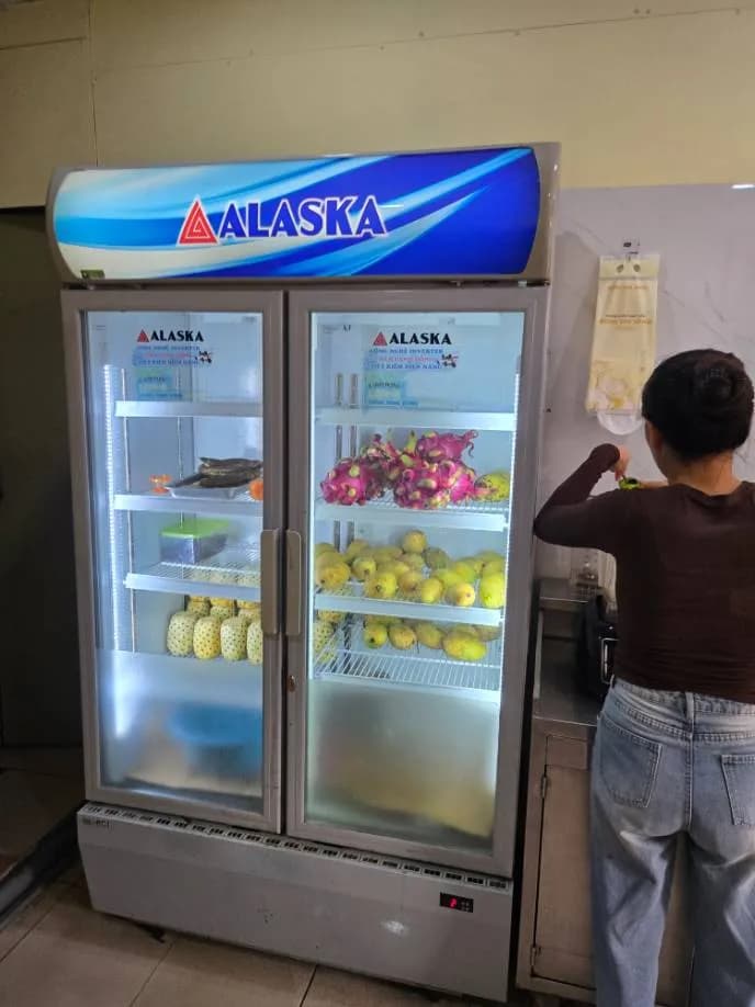 Sau khi hoàn thành sửa tủ lạnh trưng bày hai cánh Alaska tại TPHCM — thợ LỘC LÊ
