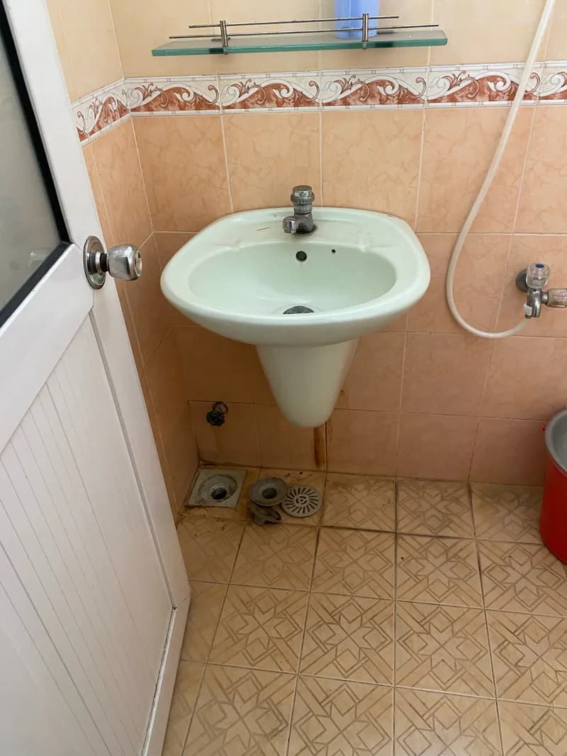 Trước khi sửa: Chống thấm sàn nhà vệ sinh và thay phễu thoát sàn TPHCM tại TPHCM