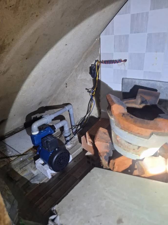 Trước khi sửa: Thay dây điện và gia cố rò rỉ máy bơm tăng áp TPHCM tại TPHCM