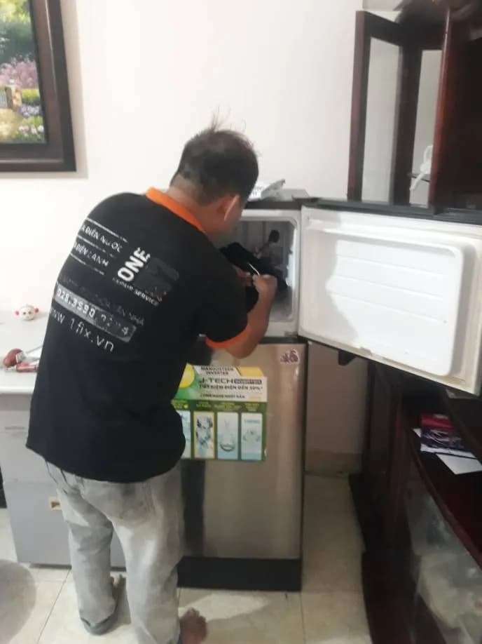 Trước sửa tủ lạnh Sharp tại TPHCM — thợ HUY ĐẶNG