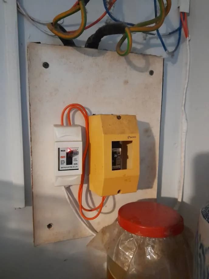Trước sửa aptomat điện VANLOCK tại TPHCM — thợ PHẨM MẠNH
