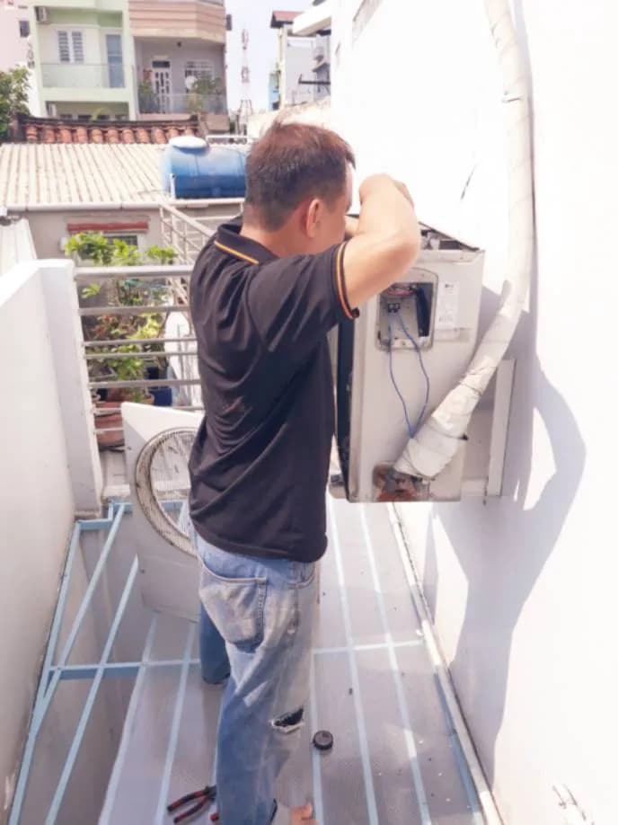 Trước khi sửa: Vệ sinh và nạp gas máy lạnh LG tại TPHCM giá rẻ tại TPHCM