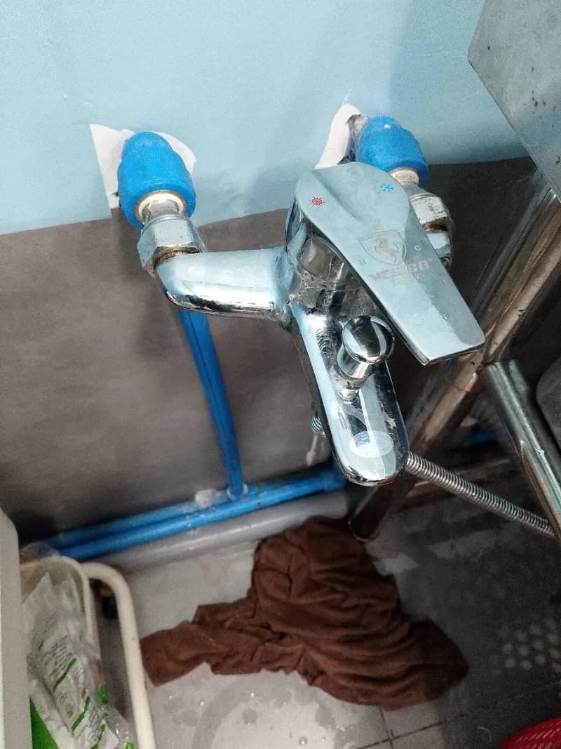 Trước khi sửa: Thay vòi nước nóng lạnh tại nhà khu vực Quận 7 tại Quận 7