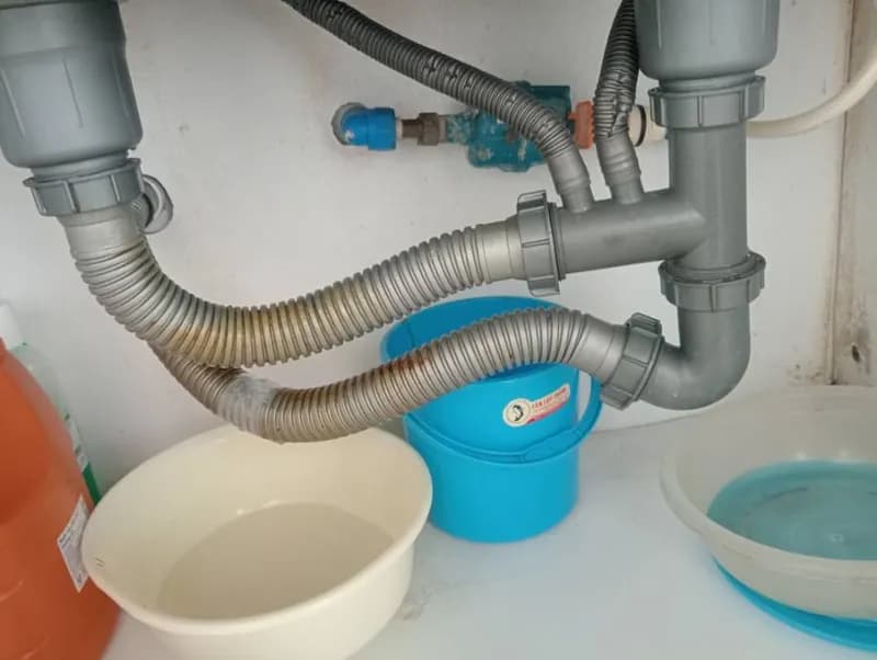Trước sửa ống thoát nước chậu rửa bát tại Quận 3 — thợ Võ Hồng Hải
