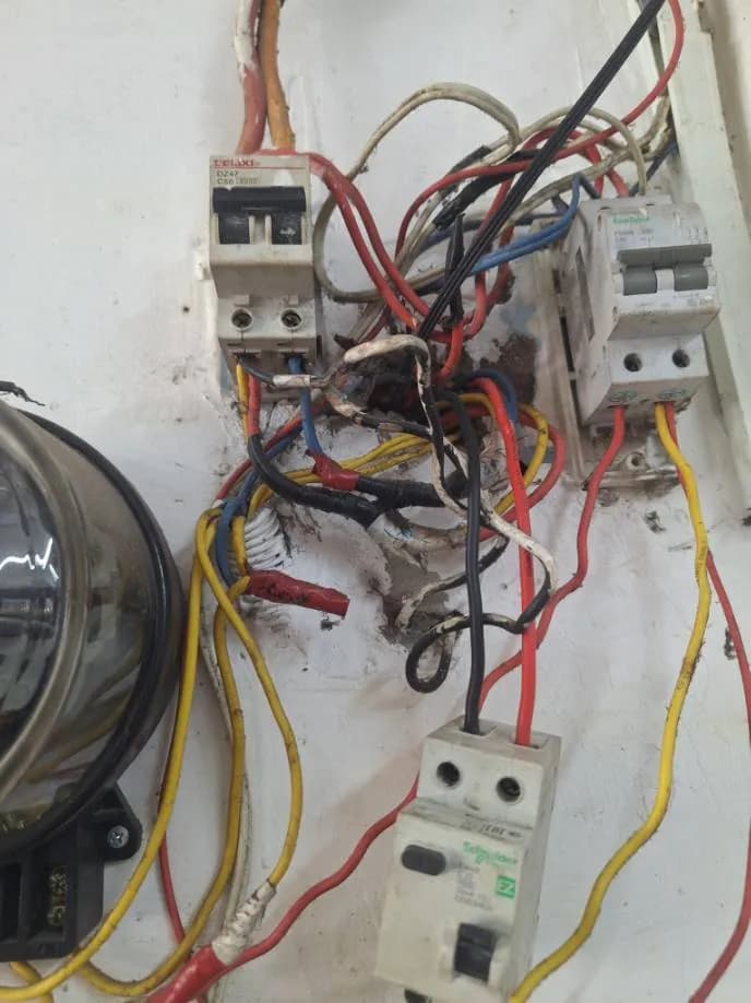 Sau khi hoàn thành sửa hệ thống điện TELUXI tại Quận 8 — thợ Trần Quốc Đông