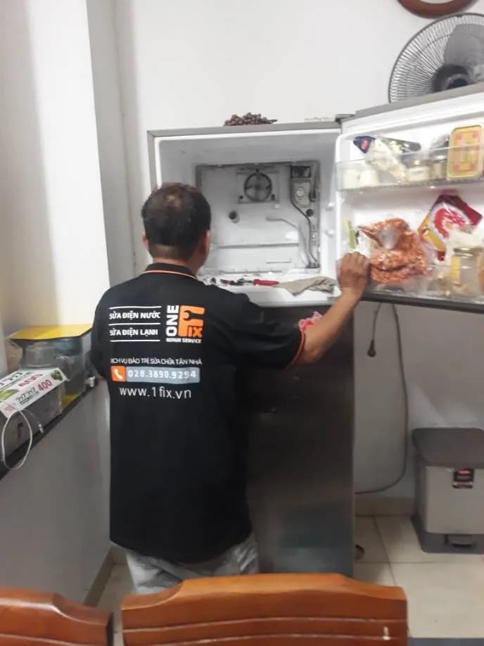 Trước sửa tủ lạnh hai cánh Toshiba tại Tân Phú — thợ Đặng Anh Huy