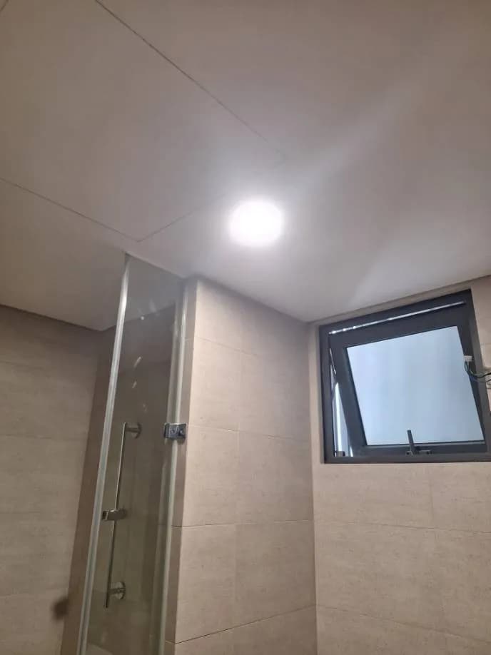 Sau khi hoàn thành sửa vách kính phòng tắm tại TPHCM — thợ Trần Quốc Đông (5 sao)