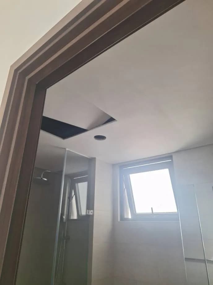 Trước sửa vách kính phòng tắm tại TPHCM — thợ Trần Quốc Đông