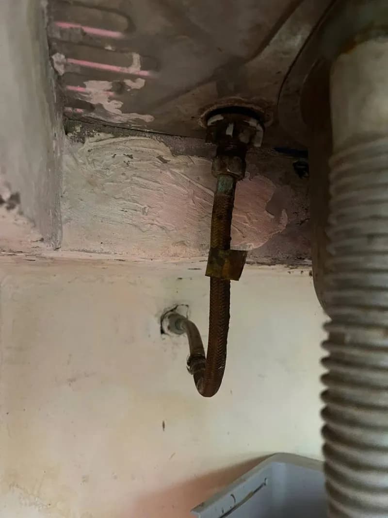 Trước khi sửa: Thay dây cấp nước bồn rửa chén inox 304 tại TPHCM tại TPHCM