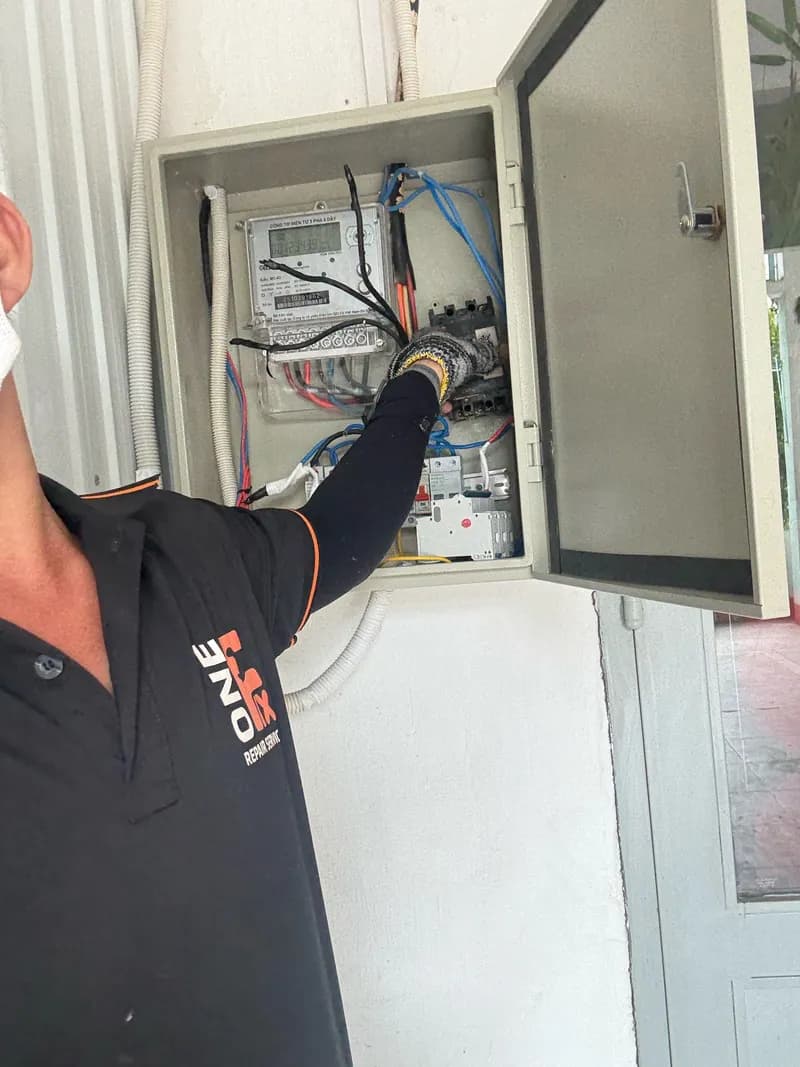 Trước sửa công tơ điện GELEX tại TPHCM — thợ Hồ Như Vũ
