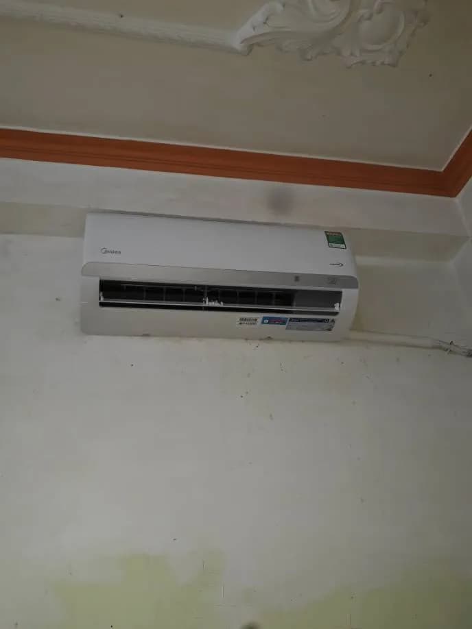 Trước sửa máy lạnh treo tường Midea tại TPHCM — thợ Lê Hữu Lộc