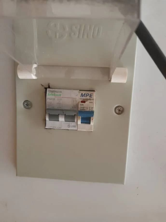 Thay thế CB điện quá tải, lắp đặt thiết bị mới tại TPHCM tại TPHCM