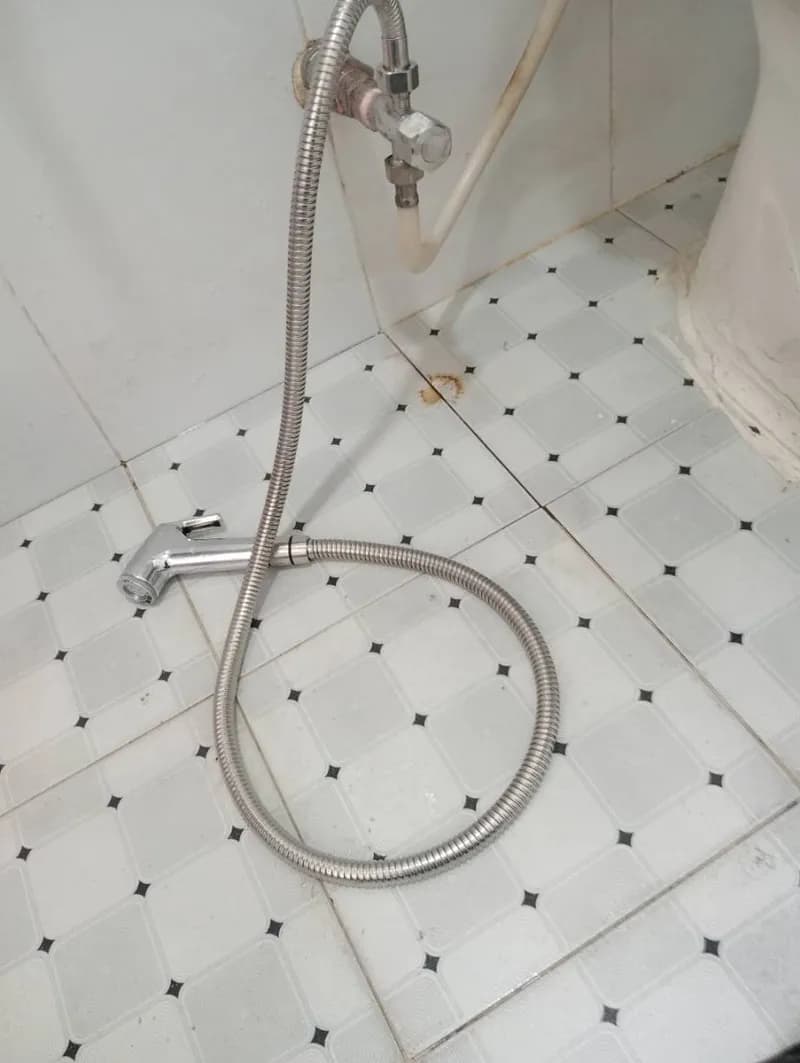 Thay thế vòi xịt bồn cầu bị rò rỉ nước tại TPHCM tại TPHCM