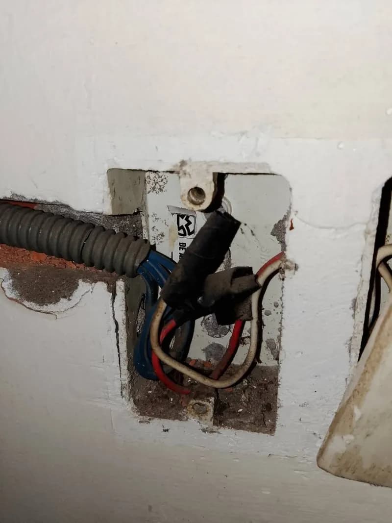 Trước sửa ổ cắm điện Rossaman tại Quận 7 — thợ Bùi Văn An