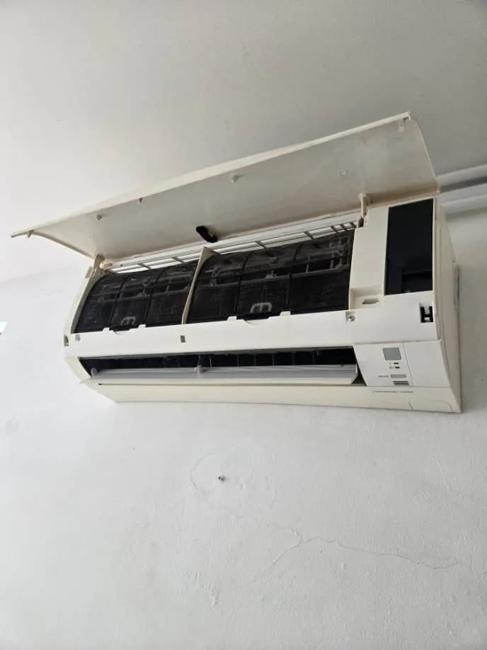 Trước sửa: Vệ sinh máy lạnh Toshiba Inverter tại Phường 15 Bình Thạnh tại Phường 15 Bình Thạnh, Bình Thạnh — thợ Lê Hữu Lộc