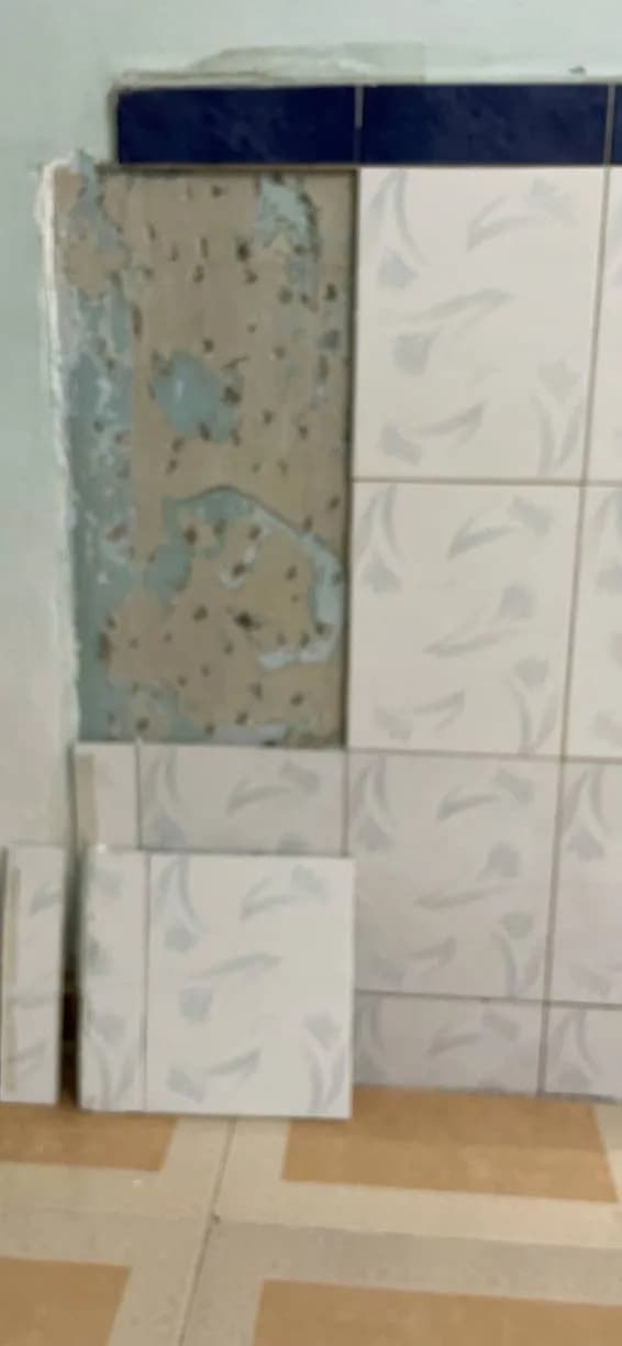 Trước sửa: Ốp lại gạch tường bong tróc bằng keo chuyên dụng tại TPHCM tại Quận 11 — thợ Võ Hồng Hải