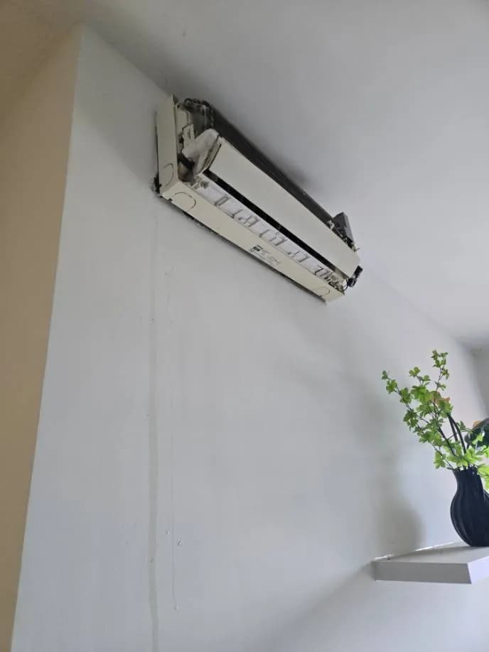 Trước sửa: Lắp đặt lại máy lạnh bị bung giá treo tại TPHCM tại TPHCM — thợ Lê Hữu Lộc