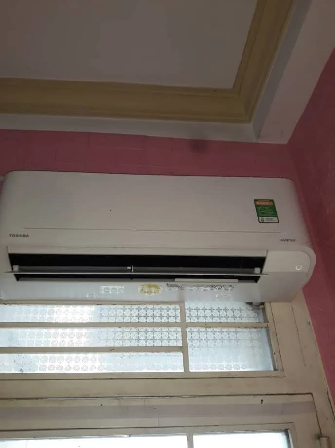 Sau khi hoàn thành sửa máy lạnh treo tường Toshiba tại Bình Thạnh — thợ Hoàng Tùng