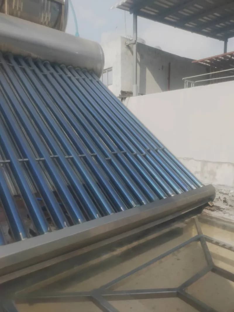 Vệ sinh ống thủy tinh máy nước nóng năng lượng mặt trời Hiệp Bình Chánh tại Phường Hiệp Bình Chánh, Thủ Đức