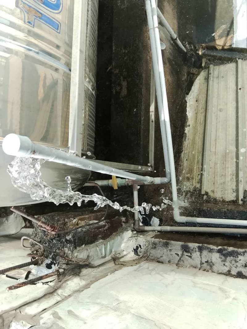 Trước sửa: Thay thế đường ống nước PVC bị nứt tại sân thượng TPHCM tại TPHCM — thợ Trương Công Việt Trân