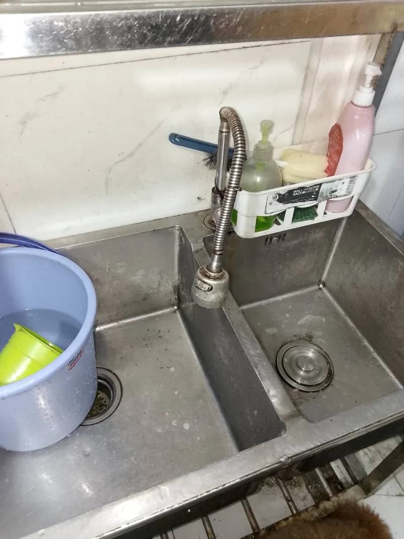Trước sửa vòi nước bồn rửa tại TPHCM — thợ Trương Công Việt Trân