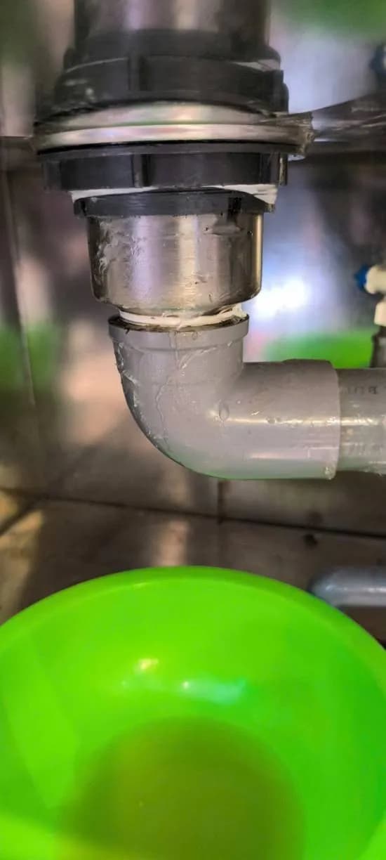 Sau khi hoàn thành sửa ống thoát nước chậu rửa tại TPHCM — thợ Bùi Văn Bảo