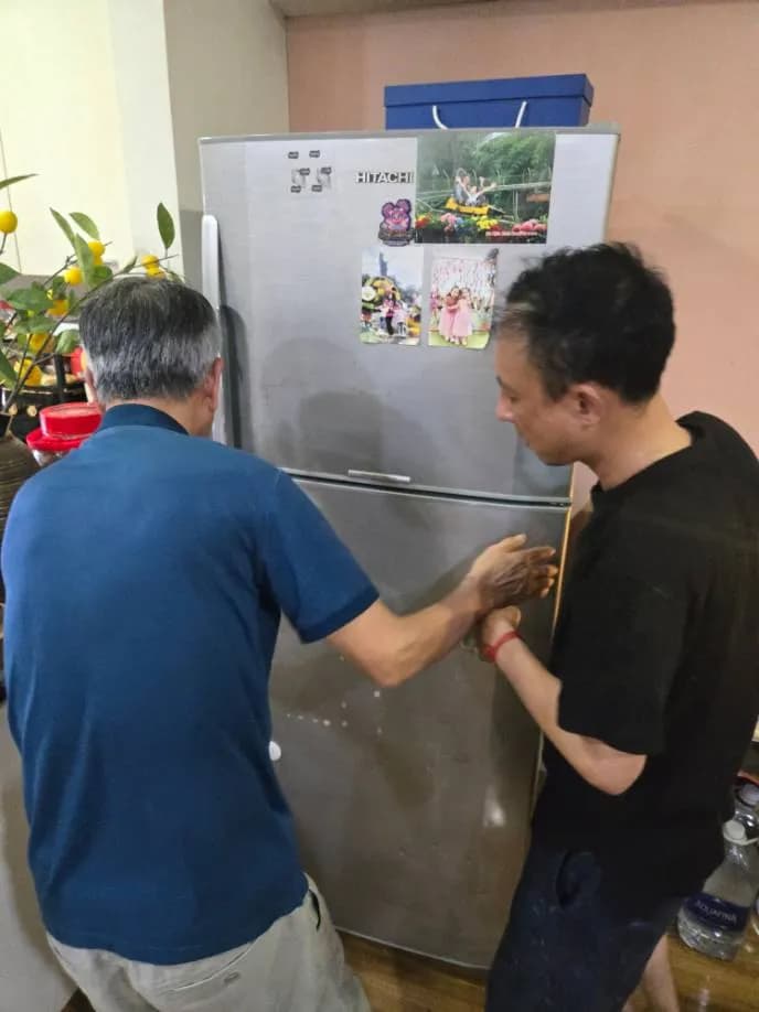 Sau khi hoàn thành sửa tủ lạnh Hitachi tại Tân Bình — thợ Lê Hữu Lộc