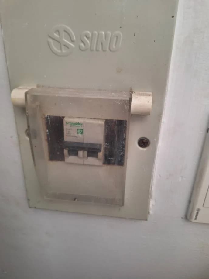 Sau khi hoàn thành sửa aptomat Schneider tại Quận 8 — thợ Trần Quốc Đông