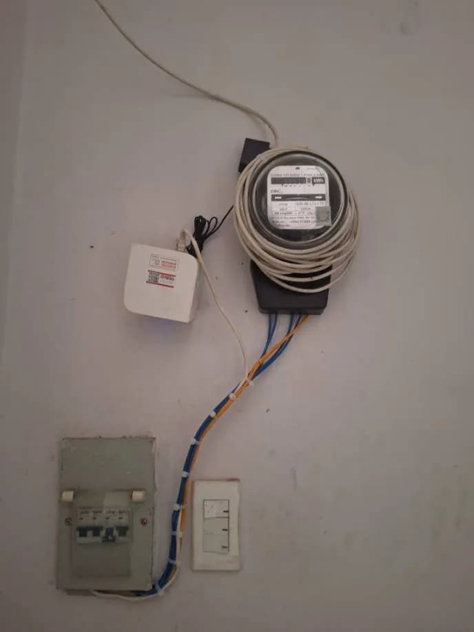 Sau khi hoàn thành sửa đồng hồ điện EMIC tại Quận 8 — thợ Trần Quốc Đông