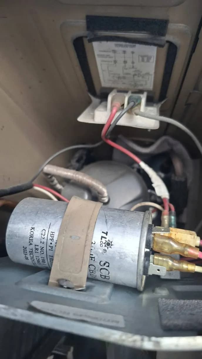 Trước sửa máy lạnh treo tường Toshiba tại TPHCM — thợ Lê Hữu Lộc