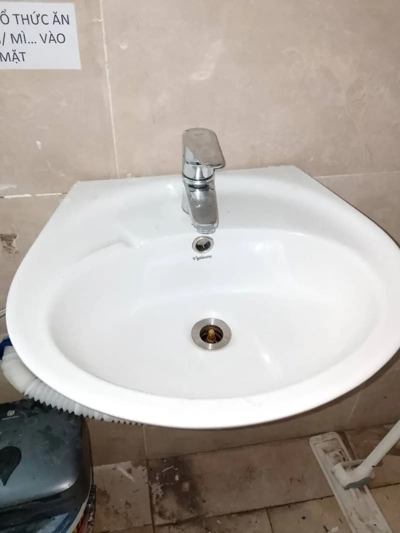 Sau khi hoàn thành sửa lavabo Viglacera tại TPHCM — thợ Bùi Văn An