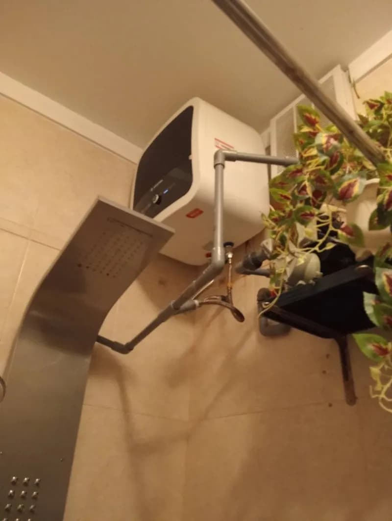 Trước sửa máy bơm tăng áp Ariston tại Quận 1 — thợ Võ Hồng Hải