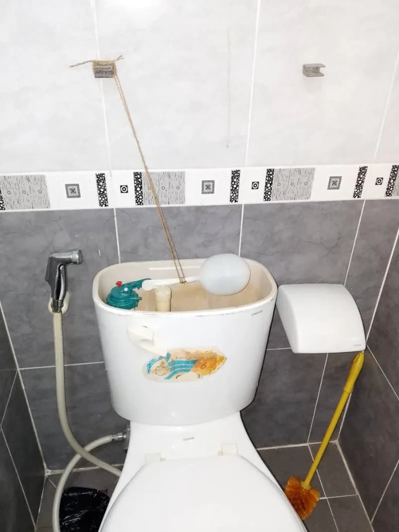 Trước sửa bồn cầu Caesar tại Quận 7 — thợ Trần Quốc Đông