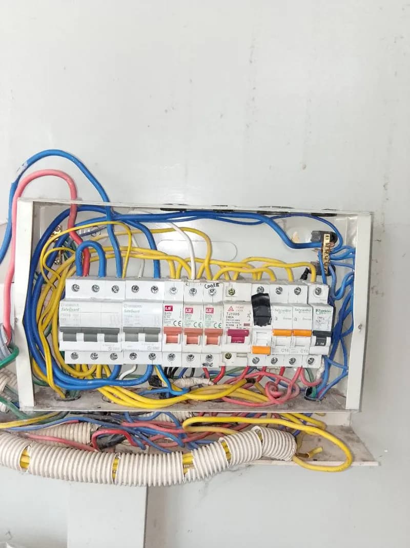 Sau khi hoàn thành sửa aptomat Schneider tại Quận 12 — thợ Trương Công Việt Trân
