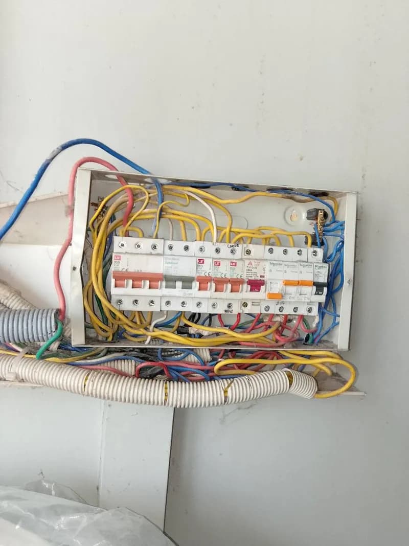 Trước sửa aptomat Schneider tại Quận 12 — thợ Trương Công Việt Trân