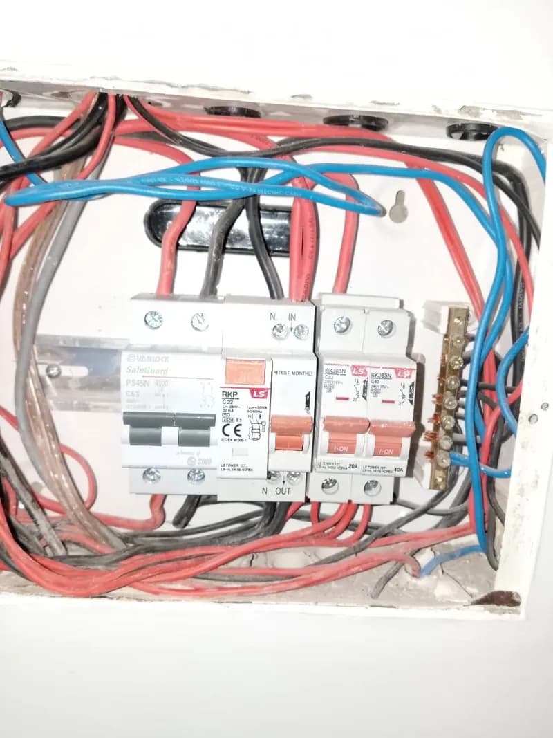 Sau khi hoàn thành sửa aptomat LS, Vanlock tại Quận 1 — thợ Bùi Văn Bảo