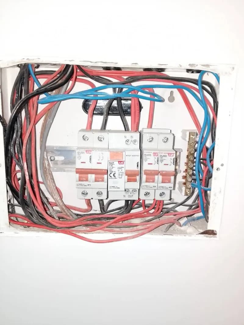 Trước sửa aptomat LS, Vanlock tại Quận 1 — thợ Bùi Văn Bảo