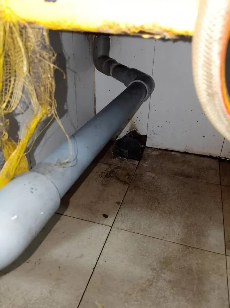 Trước sửa bẫy mỡ tại TPHCM — thợ Bùi Văn Bảo