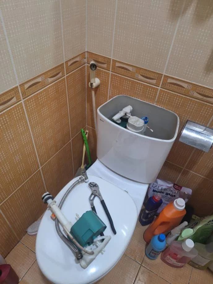 Trước sửa bồn cầu tại Quận 7 — thợ Trần Quốc Đông