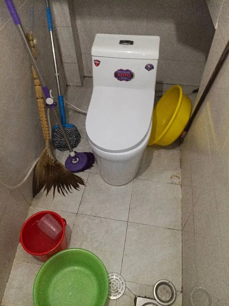 Sau khi hoàn thành sửa bồn cầu Koto tại Bình Tân — thợ Trần Quốc Đông