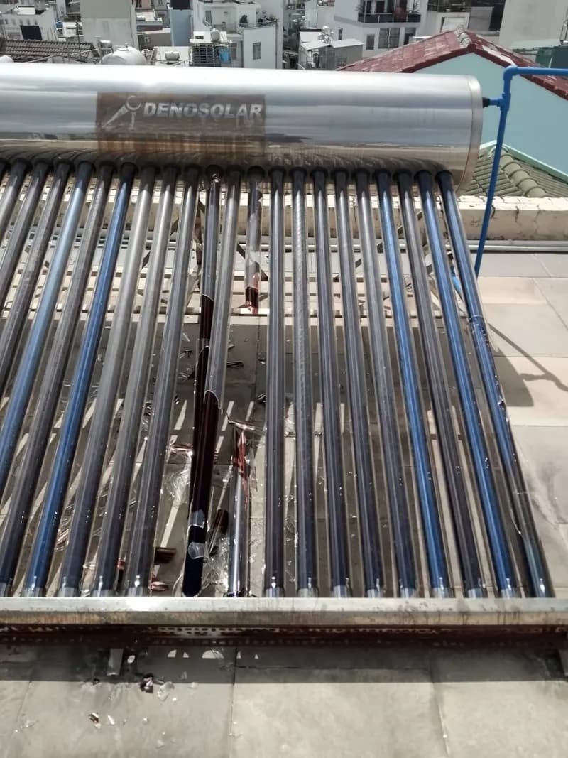 Trước sửa máy nước nóng năng lượng mặt trời DENOSOLAR tại TPHCM — thợ Nguyễn Hoàng Khánh