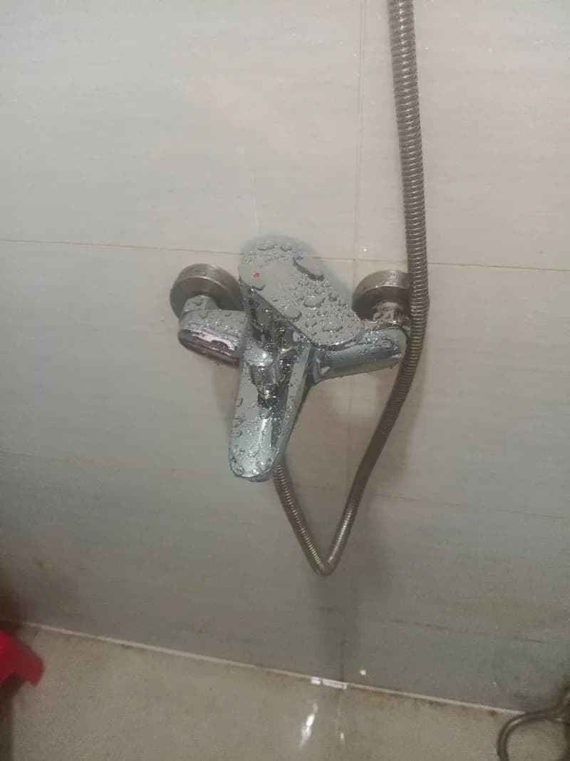 Trước sửa vòi sen tắm tại Quận 12 — thợ Dương Oai