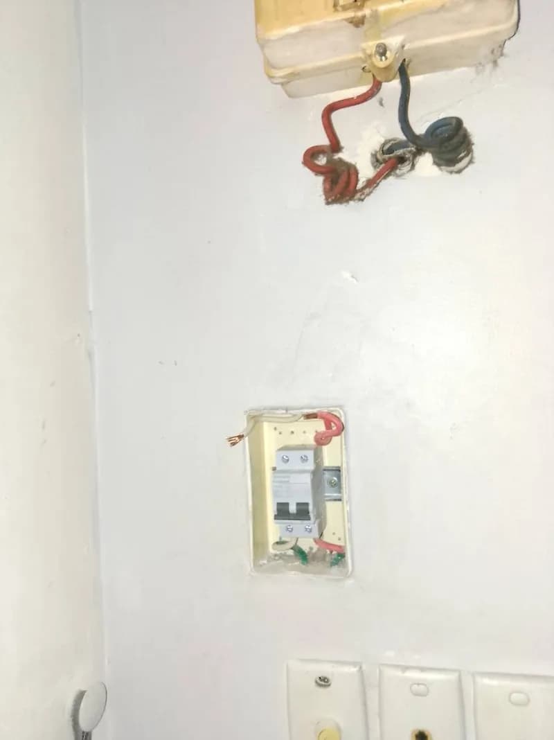 Trước sửa CB và ổ cắm điện tại TPHCM — thợ Trương Công Việt Trân
