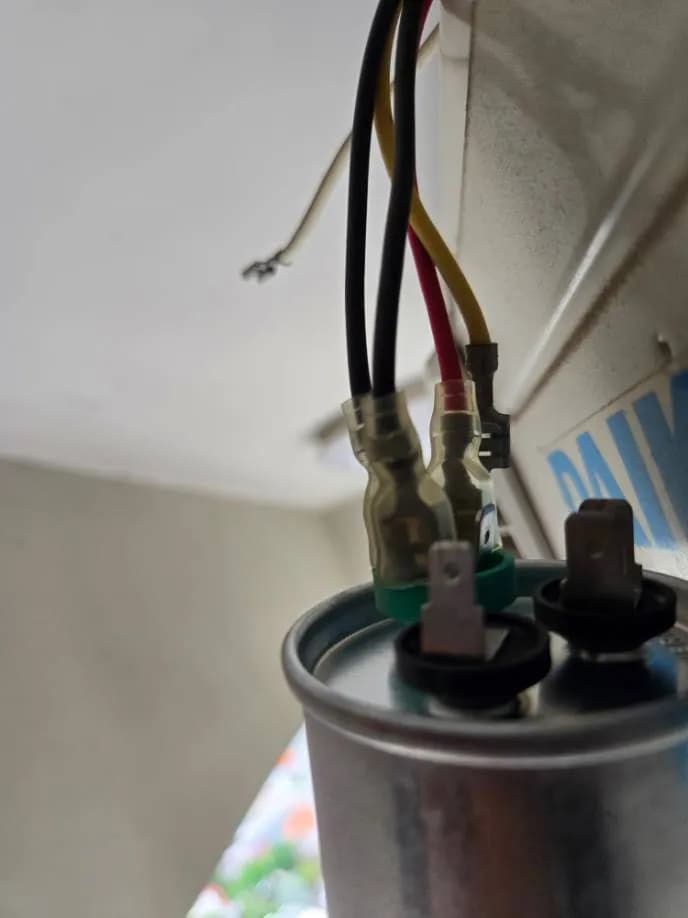 Trước sửa máy lạnh treo tường tại TPHCM — thợ Lê Hữu Lộc