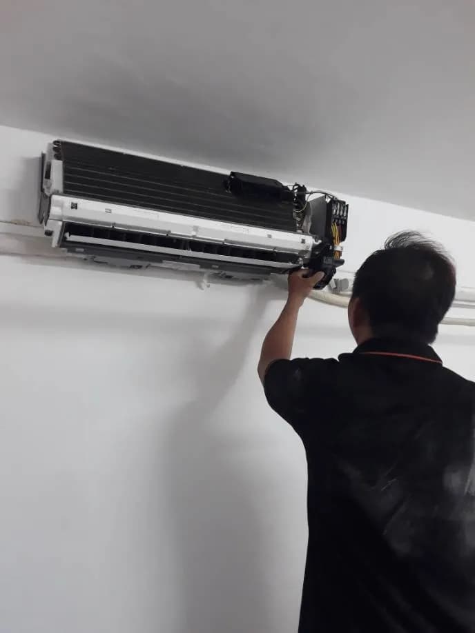 Vệ sinh và siết chặt bo mạch máy lạnh treo tường tại TPHCM tại TPHCM